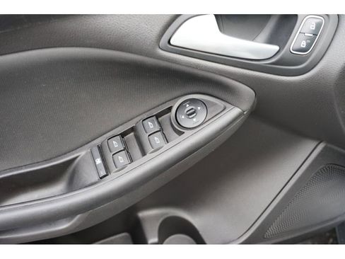 Used 2017 Ford Focus SE image 16
