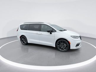 New 2026 Chrysler Pacifica Limited video 2