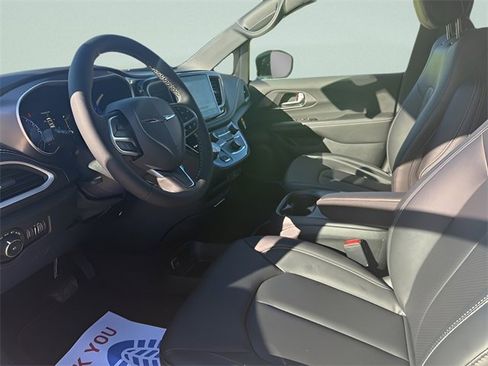 New 2026 Chrysler Pacifica Select image 7