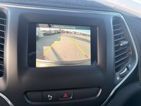 Used 2019 Jeep Cherokee Latitude Plus w/ Comfort/Convenience Group FWD image 21