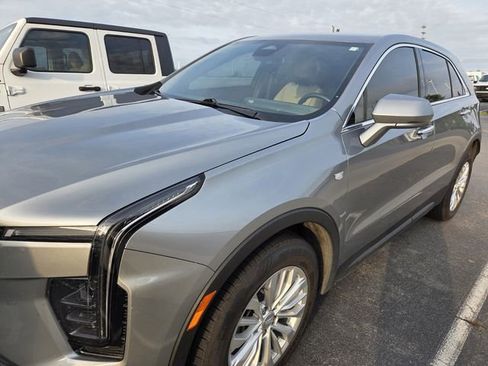 Used 2024 Cadillac XT4 Luxury w/ Cold Weather Package FWD image 4