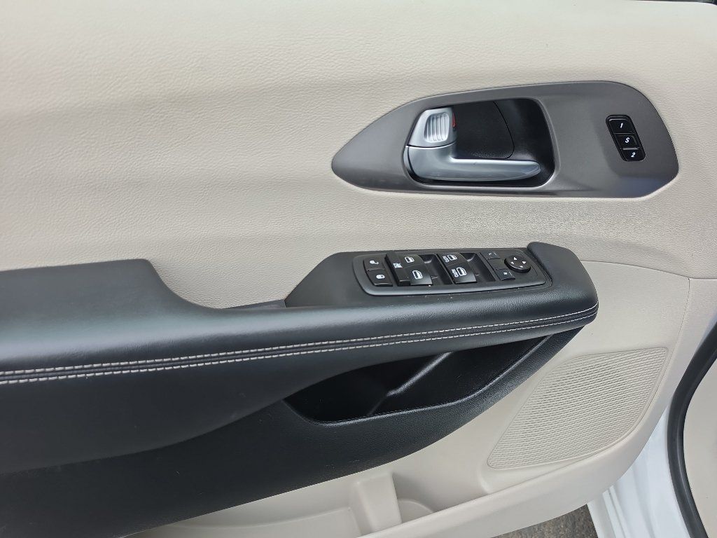 Used 2023 Chrysler Pacifica Touring-L FWD image 11
