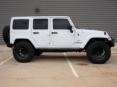 Used 2017 Jeep Wrangler Unlimited Sahara w/ Connectivity Group AWD/4WD image 2