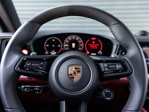 Used 2025 Porsche Cayenne AWD/4WD image 14