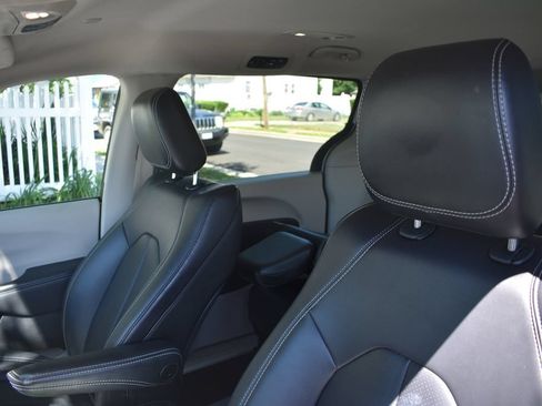 Used 2024 Chrysler Pacifica Limited FWD image 8