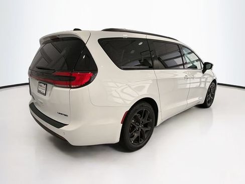 Used 2025 Chrysler Pacifica Limited FWD image 7