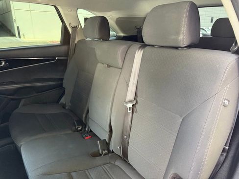 Used 2018 Kia Sorento FWD image 12