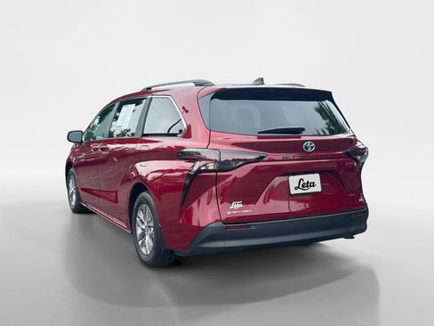 Used 2025 Toyota Sienna LE AWD/4WD image 6