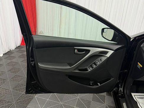 Used 2015 Hyundai Elantra SE w/ Option Group 03 FWD image 12
