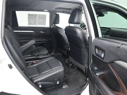 Used 2019 Toyota Highlander XLE AWD/4WD image 12
