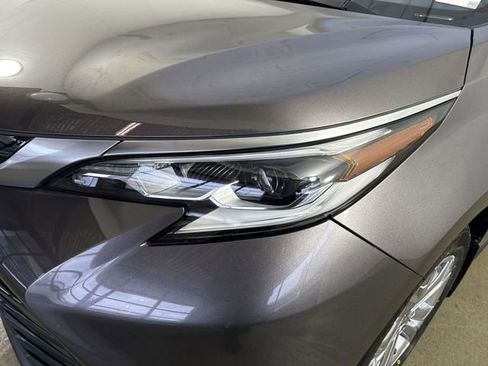 Used 2023 Toyota Sienna Platinum image 30