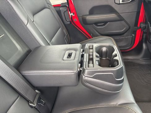 Used 2025 Jeep Wrangler Sahara image 23