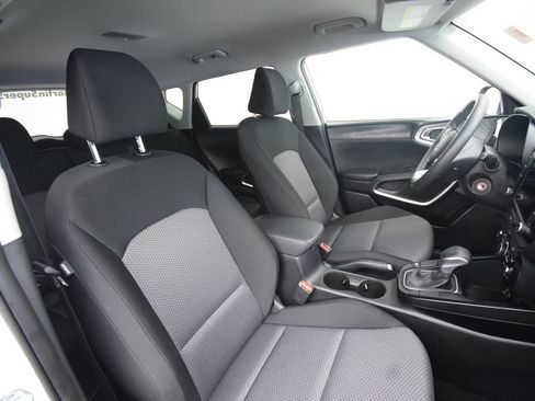 Used 2025 Kia Soul LX w/ LX Technology Package FWD image 16