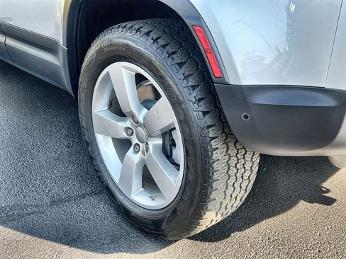 Used 2020 Land Rover Defender 110 First Edition image 11