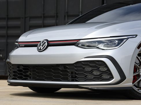 Used 2022 Volkswagen GTI SE FWD image 34