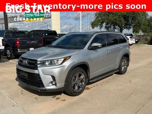 Used 2019 Toyota Highlander Limited Platinum FWD image 1