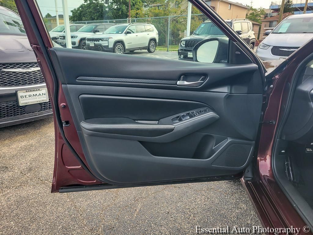 Used 2024 Nissan Altima 2.5 SV FWD image 24