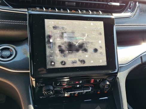 Used 2022 Jeep Grand Cherokee L Laredo image 16