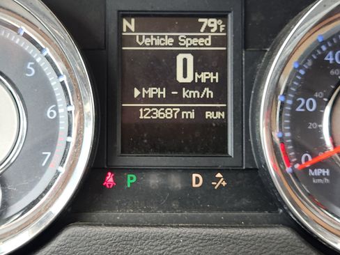Used 2014 Chrysler Town & Country Touring FWD image 16