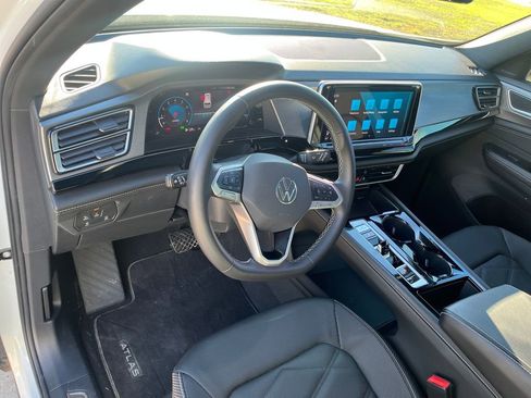 Used 2024 Volkswagen Atlas Cross Sport SE image 13