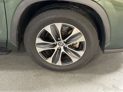 Used 2023 Toyota Highlander XLE image 6