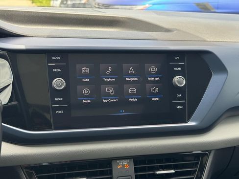 Used 2022 Volkswagen Taos SE w/ Panoramic Sunroof Package FWD image 12