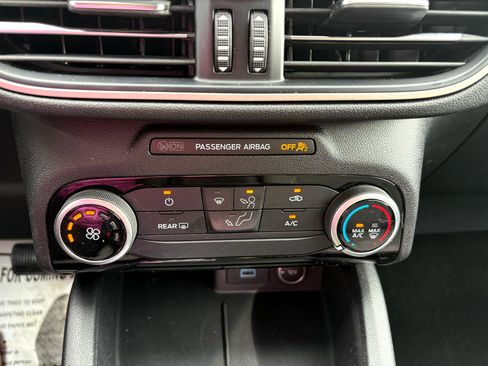 Used 2021 Ford Escape SE image 16