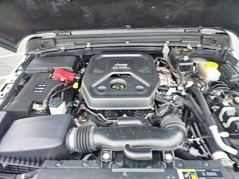 Used 2018 Jeep Wrangler Unlimited Sahara AWD/4WD image 18