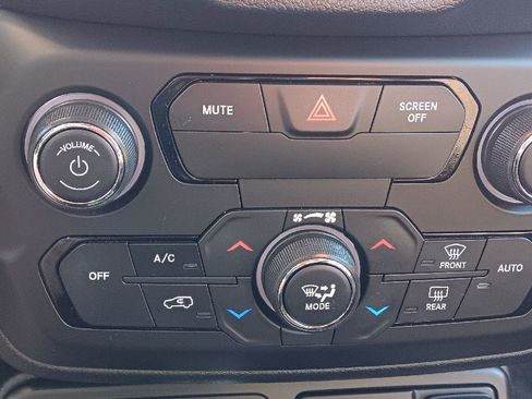 Used 2018 Jeep Renegade Latitude image 19