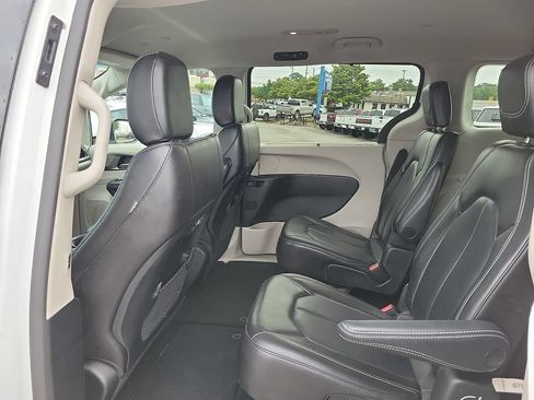 Used 2023 Chrysler Pacifica Touring-L FWD image 10