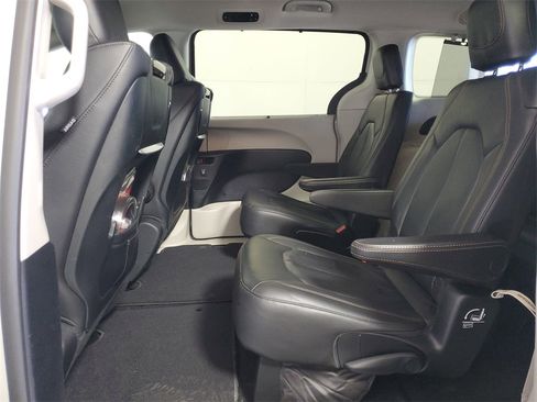 Used 2020 Chrysler Pacifica Touring-L Plus w/ Tire & Wheel Group image 22