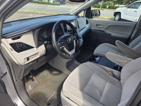Used 2017 Toyota Sienna LE FWD image 8