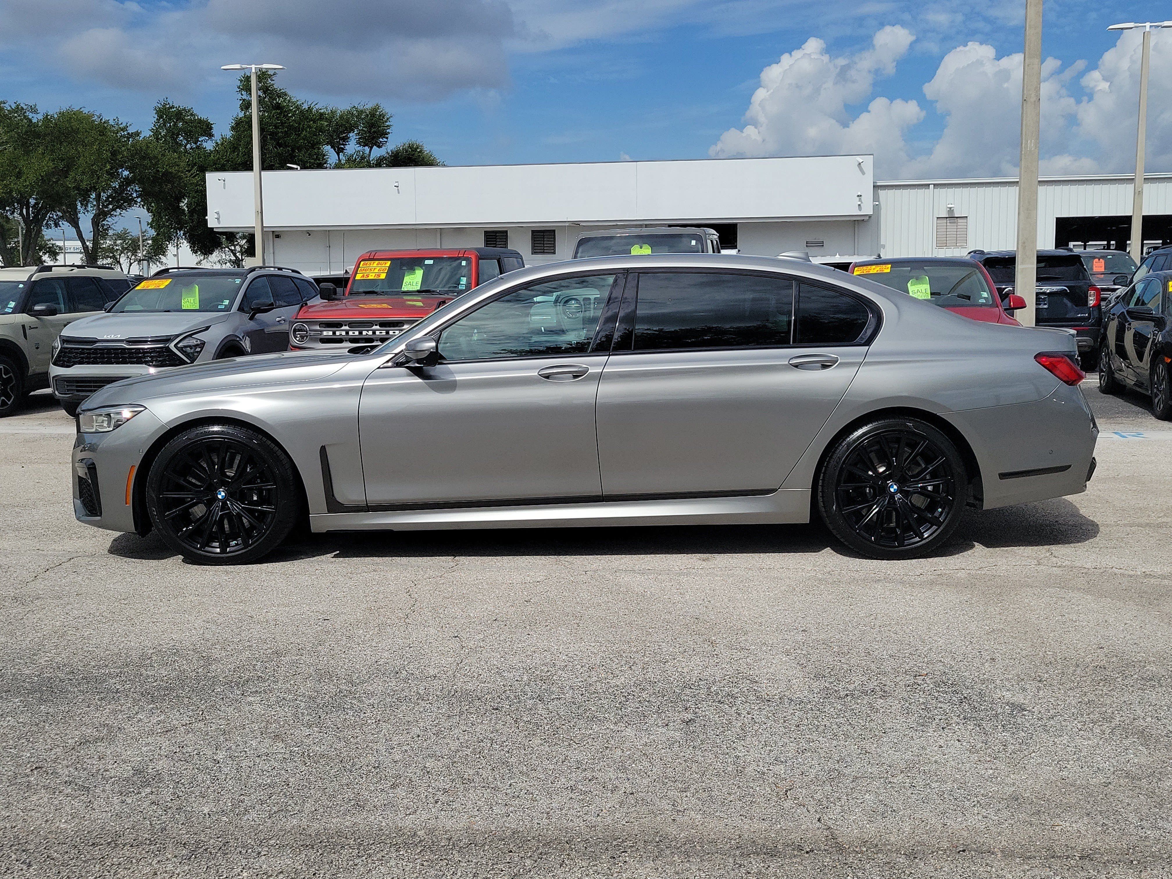 Used 2022 BMW 740i w/ M Sport Package RWD image 6