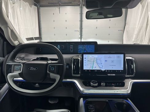 Used 2025 Ford Expedition Platinum image 16