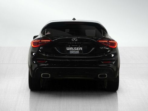 Used 2017 INFINITI QX30 image 4