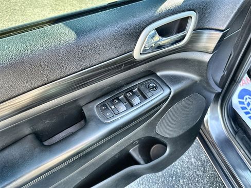 Used 2019 Jeep Grand Cherokee Altitude image 14