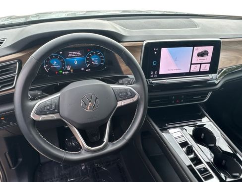Certified 2025 Volkswagen Atlas SE image 2