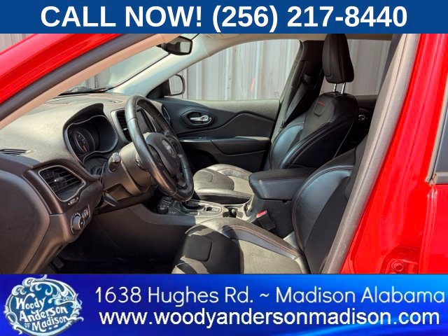 Used 2019 Jeep Cherokee Trailhawk AWD/4WD image 10