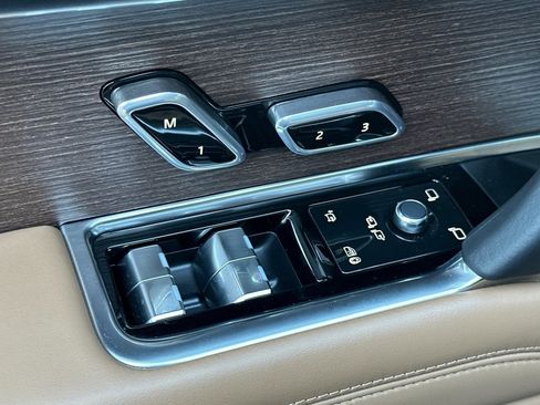 Used 2025 Land Rover Range Rover SE image 12