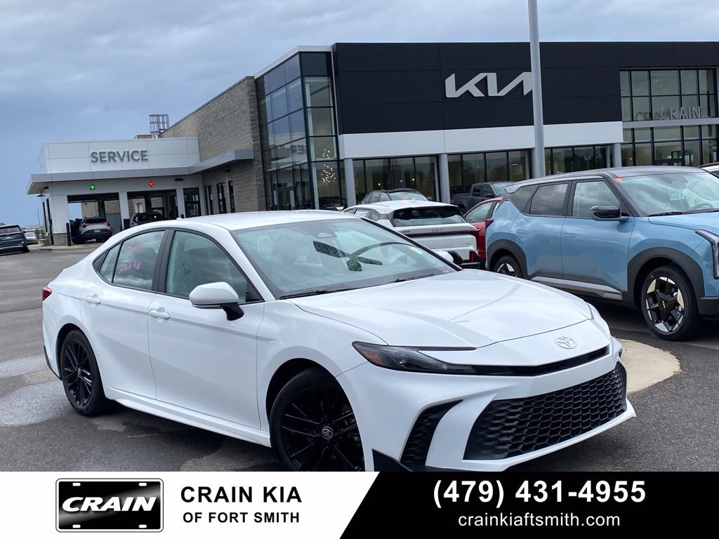 Used 2025 Toyota Camry SE FWD image 1