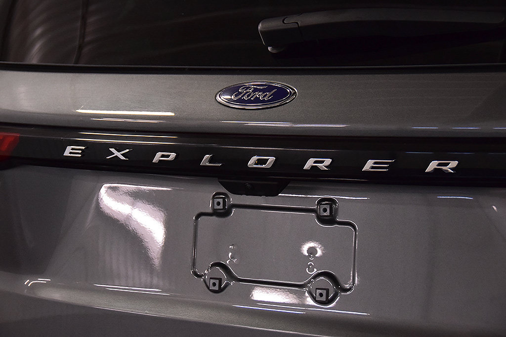 Used 2025 Ford Explorer Active AWD/4WD image 11