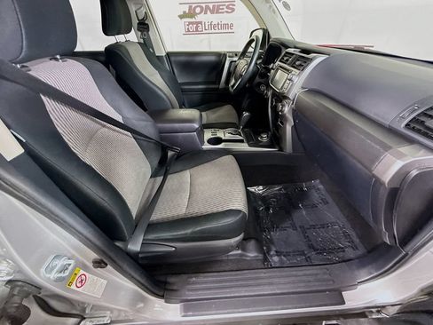 Used 2015 Toyota 4Runner SR5 AWD/4WD image 29