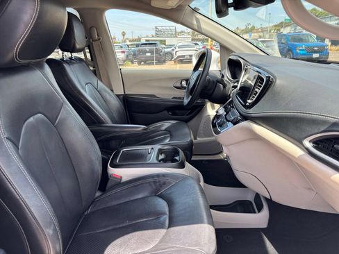 Used 2022 Chrysler Pacifica Touring-L FWD image 39