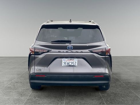 Used 2023 Toyota Sienna XLE FWD image 4