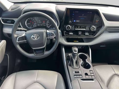 Used 2023 Toyota Highlander XLE AWD/4WD image 16