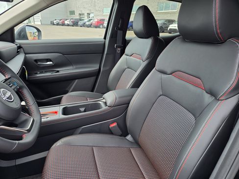 Used 2025 Nissan Kicks SR AWD/4WD image 16
