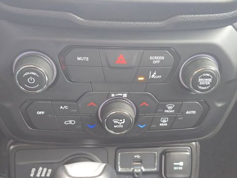 Used 2023 Jeep Renegade Latitude AWD/4WD image 29