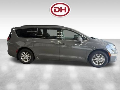 Used 2022 Chrysler Pacifica Touring-L FWD image 2