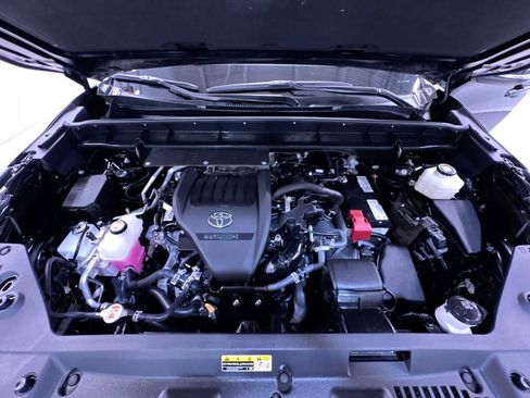 Used 2025 Toyota Highlander LE FWD image 11