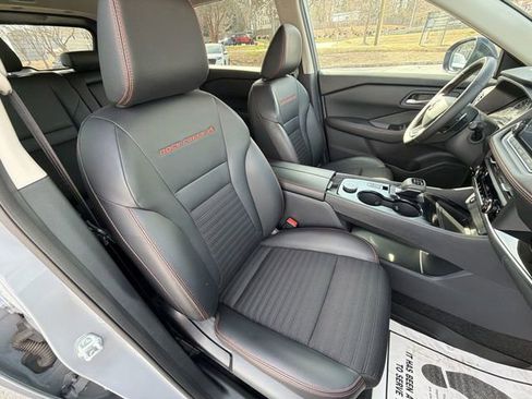 Used 2025 Nissan Rogue SV image 27